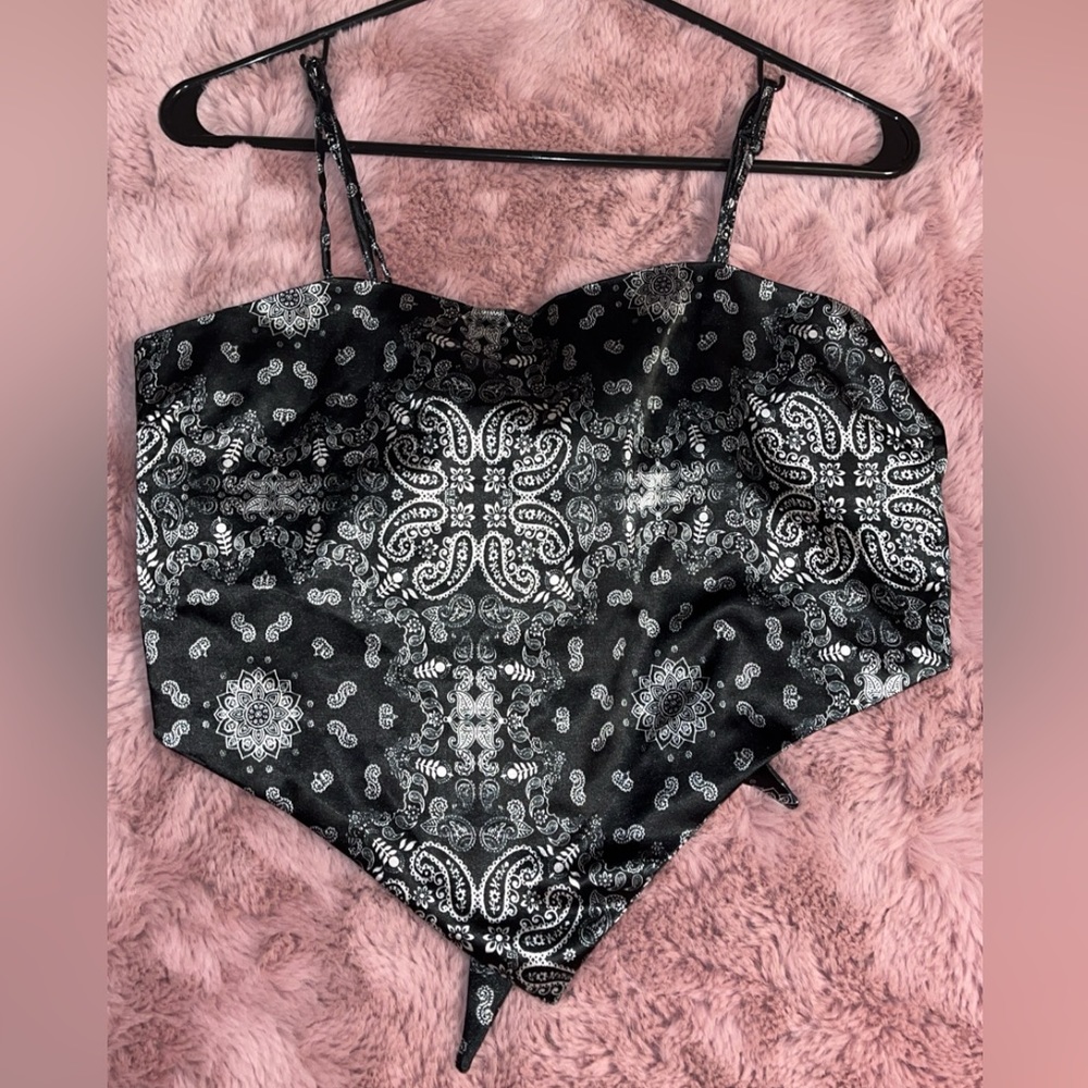 Satin bandanna cropped shirt.